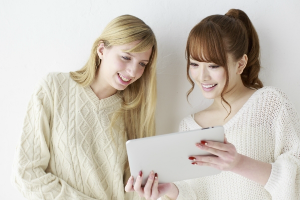 外国人女子大生と日本人女性